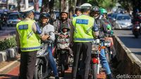 Priiit! Polisi Tilang Penerobos Jalur TransJ Arteri Pondok Indah