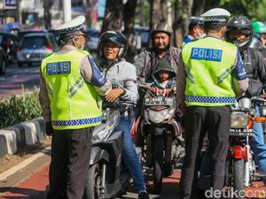 Priiit! Polisi Tilang Penerobos Jalur TransJ Arteri Pondok Indah