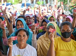 Relawan Sandiaga Gelar Bazar, Warga NTT Bisa Tebus Sembako Rp 15 Ribu