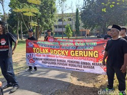 Sejumlah Orang Tolak Kedatangan Rocky Gerung di Undar Jombang