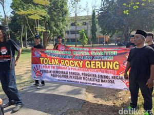 Sejumlah Orang Tolak Kedatangan Rocky Gerung di Undar Jombang Sejumlah Orang Tolak Kedatangan Rocky Gerung di Undar Jombang
