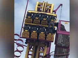 Mengerikan! Roller Coaster Rusak, Penumpang Tergantung Hampir Sejam