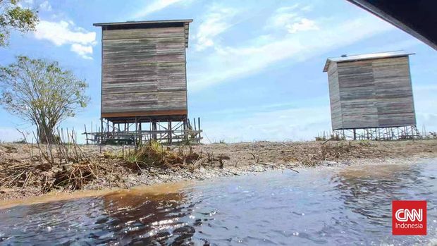 Sarang walet berjejer rapi menuju Danau Siran di Desa Muara Siran, Kukar, Kalimantan Timur.