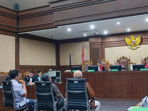Hakim Cecar Pejabat Kominfo: Jangan Berkelit, Bisa Dipidana 7 Tahun Hakim Cecar Pejabat Kominfo: Jangan Berkelit, Bisa Dipidana 7 Tahun
