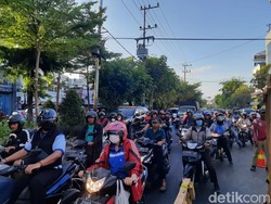 Lalin Merambat Imbas Perbaikan Aspal Meletek di Pasar Kembang Surabaya