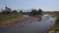Potret Pilu Sungai Cikeruh Bandung yang Mulai Mengering