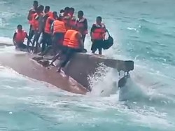 Dihantam Ombak, Kapal Nelayan Terbalik di Perairan Lingga