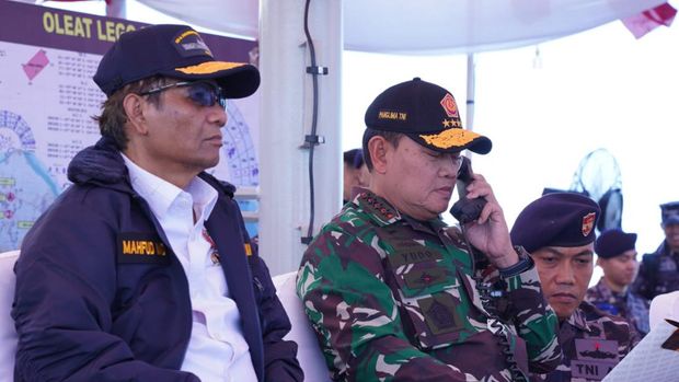 Panglima TNI Laksamana TNI Yudo Margono, S.E., M.M. bersama Ketua MPR RI, DPR RI, Menteri Koordinator Bidang Politik Hukum dan Keamanan Mahfud, MD., dan para Kepala Staf Angkatan di atas Kapal KRI Dr. dr. Radjiman Wedyodiningrat-992 menyaksikan uji coba penembakan beberapa senjata strategis TNI saat melakukan manuver lapangan (Manlap) Latihan Gabungan TNI Tahun 2023 di Selat Bali. Senin (31/7/2023).