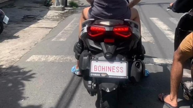 Turis Ganti Plat Nomor