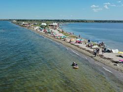 Asyik Juga, Wisata ala Pantai Bikinan Warga Ukraina Imbas Perang