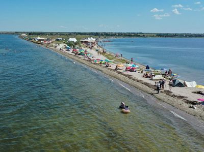 Asyik Juga, Wisata ala Pantai Bikinan Warga Ukraina Imbas Perang