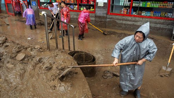 Warga di Beijing Mulai Membersihkan Lumpur Sisa Banjir