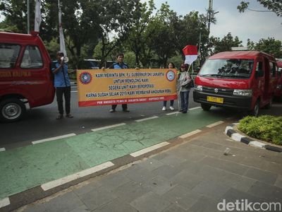 Aksi Sopir Angkot Geruduk Balai Kota DKI Jakarta