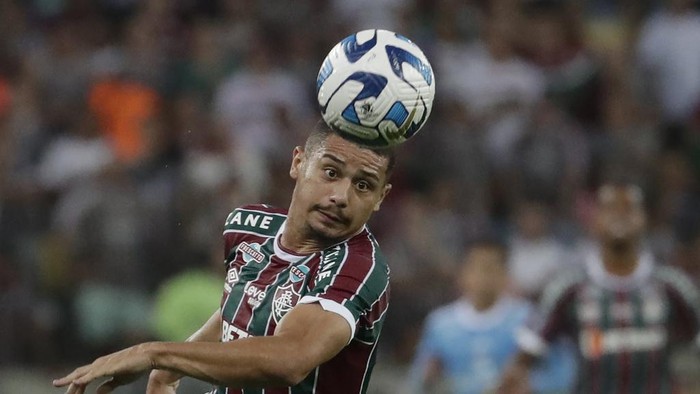 Andre of Brazils Fluminense heads the ball during a Copa Libertadores Group D soccer match against Perus Sporting Cristal at Maracana stadium in Rio de Janeiro, Brazil, Tuesday, June 27, 2023. (AP Photo/Bruna Prado)