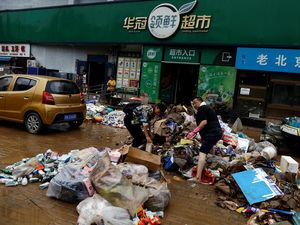 Beijing Porak-poranda Diterjang Topan dan Banjir Beijing Porak-poranda Diterjang Topan dan Banjir