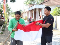 Kades di Ponorogo Rogoh Kocek Pribadi Bagikan 78 Bendera Merah Putih Gratis