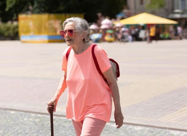 Nenek-nenek sedang jalan