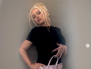 Gaya Unik Christina Aguilera Pakai Rok Mini Bentuk Tas Hermes Bikin Gaya Unik Christina Aguilera Pakai Rok Mini Bentuk Tas Hermes Bikin