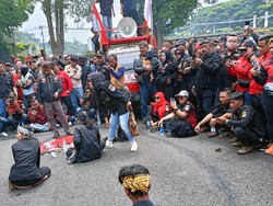 Massa di Bandung Demo Protes Rocky Gerung Dianggap Hina Jokowi