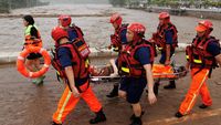 Korban Banjir di Beijing Dievakuasi