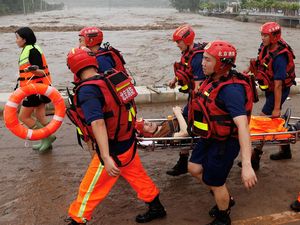 Korban Banjir di Beijing Dievakuasi