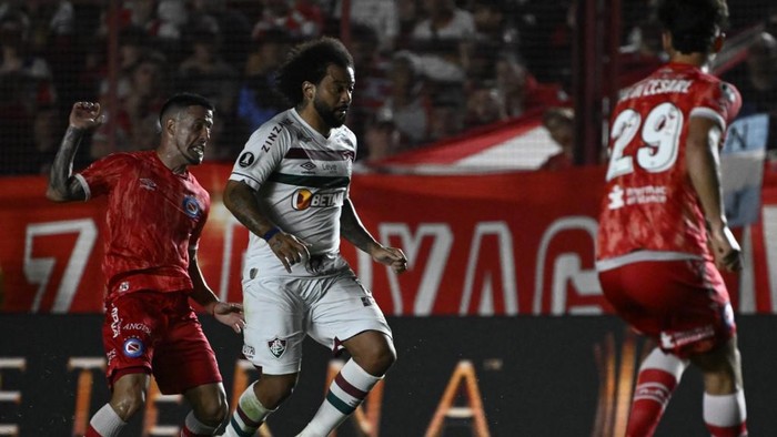 Fluminenses defender Marcelo (C) controls the ball during the Copa Libertadores round of 16 first leg football match between Argentinas Argentinos Juniors and Brazils Fluminense at the Diego Armando Maradona stadium in Buenos Aires, on August 1, 2023. (Photo by Luis ROBAYO / AFP)