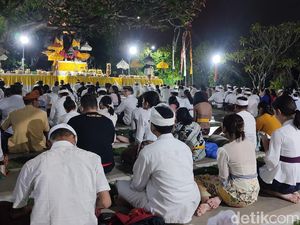 Potret Khidmat Umat Hindu Semarang Rayakan Galungan di Pura Agung Giri Natha Potret Khidmat Umat Hindu Semarang Rayakan Galungan di Pura Agung Giri Natha