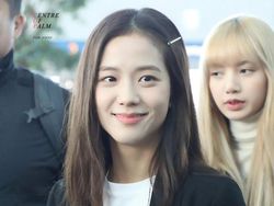 5 Gaya Jisoo BLACKPINK Pakai Kaos Dukungan LGBT, Bikin Heboh Dua Kali