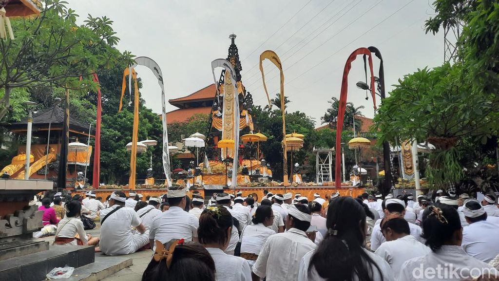 Potret Umat Hindu Jakarta Rayakan Galungan di Pura Rawamangun Potret Umat Hindu Jakarta Rayakan Galungan di Pura Rawamangun