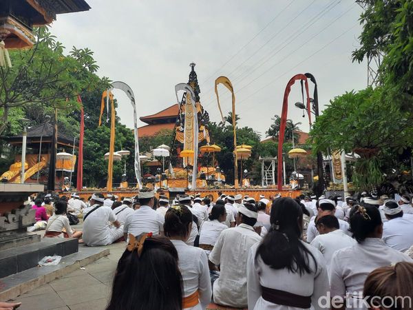 Potret Umat Hindu Jakarta Rayakan Galungan di Pura Rawamangun