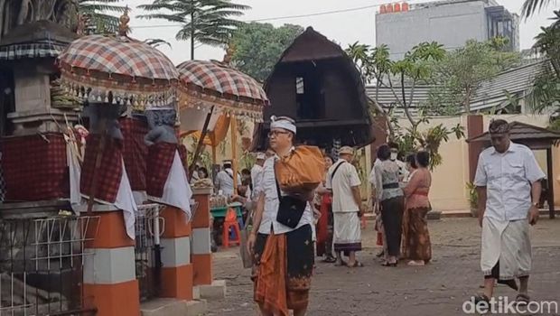 Hari Raya Galungan di Pura Adhitya Jaya Jakarta