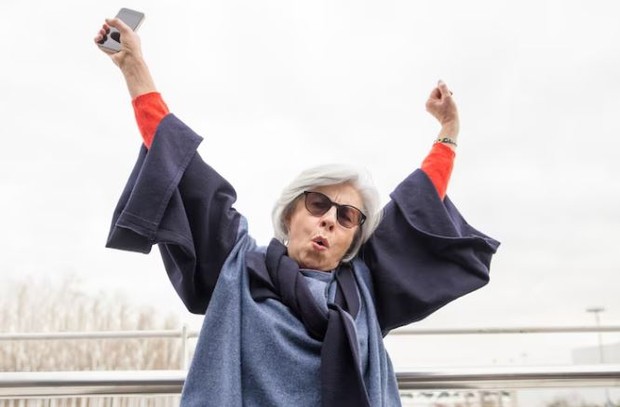 Nenek-nenek sumringah