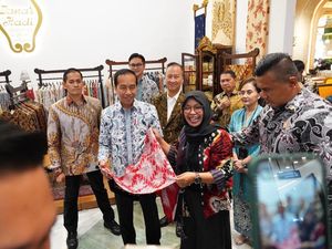 Jokowi Lirik Batik Kreasi Nasabah PNM di Gelar Batik Nusantara 2023