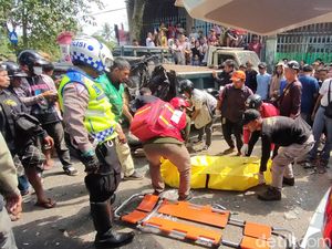 Truk Tronton Tabrak 8 Kendaraan di Cianjur, Pemotor Wanita Tewas Terjepit Truk Tronton Tabrak 8 Kendaraan di Cianjur, Pemotor Wanita Tewas Terjepit