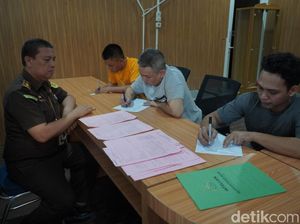 Tersangka Perdagangan Sisik Trenggiling-Paruh Rangkong Diserahkan ke Jaksa Tersangka Perdagangan Sisik Trenggiling-Paruh Rangkong Diserahkan ke Jaksa
