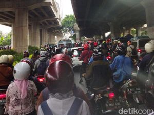 Lalin Kebon Nanas Jaktim Macet Parah Imbas Truk Galon Tabrak Pembatas Busway