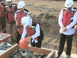 Letakkan Batu Pertama Gudang DABN Probolinggo, Ini Harapan Gubernur Khofifah