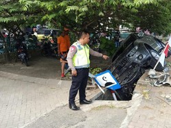 Setir Ngancing, Pajero Nyungsep di Got Depan GOR Wates Kulon Progo