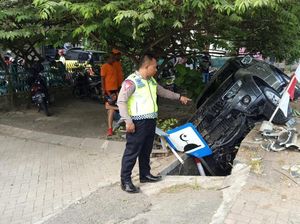 Setir Ngancing, Pajero Nyungsep di Got Depan GOR Wates Kulon Progo Setir Ngancing, Pajero Nyungsep di Got Depan GOR Wates Kulon Progo