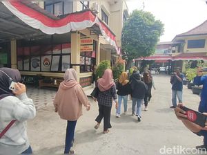 Ngaku Jadi Korban Arisan Online, Puluhan Emak-emak Brebes Geruduk Polres