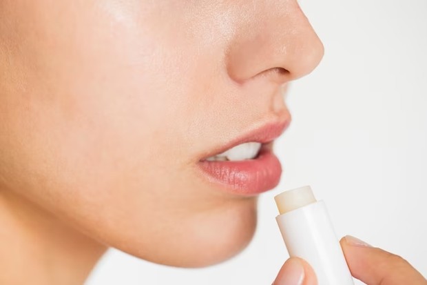 Lembapkan bibir