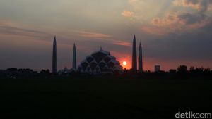 Pesona Senja yang Indah di Masjid Al Jabbar Bandung