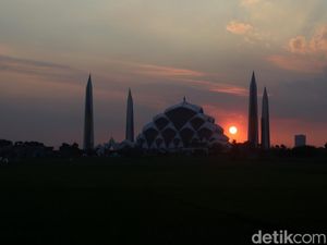 Pesona Senja yang Indah di Masjid Al Jabbar Bandung Pesona Senja yang Indah di Masjid Al Jabbar Bandung