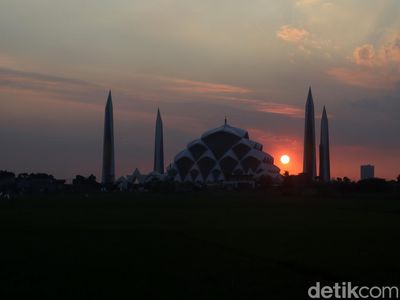Pesona Senja yang Indah di Masjid Al Jabbar Bandung