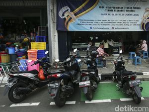 Masih Baru, Jalur Sepeda Depok Sudah Jadi Tempat Parkir Liar
