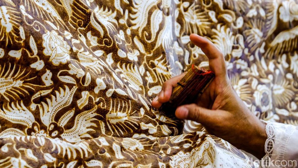 Melihat Lebih Dekat Teknik Pembuatan Batik Tulis Lok Chan Melihat Lebih Dekat Teknik Pembuatan Batik Tulis Lok Chan