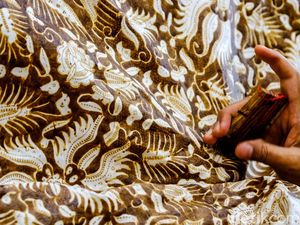 Melihat Lebih Dekat Teknik Pembuatan Batik Tulis Lok Chan Melihat Lebih Dekat Teknik Pembuatan Batik Tulis Lok Chan