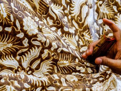 Melihat Lebih Dekat Teknik Pembuatan Batik Tulis Lok Chan
