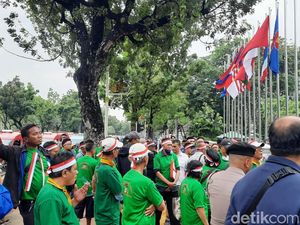 Massa Pedagang Demo di Balai Kota DKI, Minta Revitalisasi Pasar Senen Massa Pedagang Demo di Balai Kota DKI, Minta Revitalisasi Pasar Senen