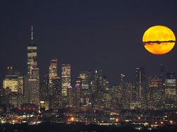Pesona Supermoon di Atas Cakrawala Kota Manhattan